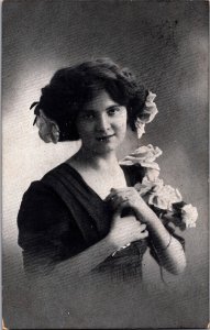 Victorian Fashion Woman Vintage Postcard 09.99