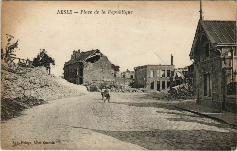 CPA NESLE - Place de la Republique (120864)