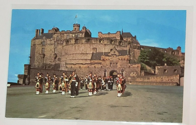 Vintage Postcard:SCOTLAANDHighland Pipes -Edinburgh Castle