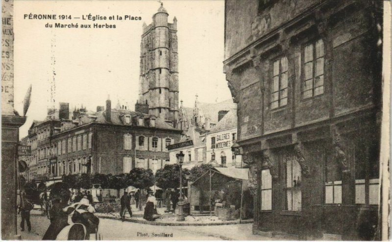 CPA PÉRONNE Église et la Place du Marché aux Herbes (807928)