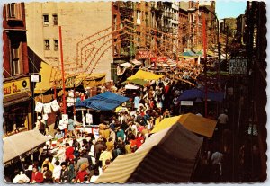 VINTAGE CONTINENTAL SIZE POSTCARD CROWDS AT THE FEAST OF SAN GENNARO NYC 1960s