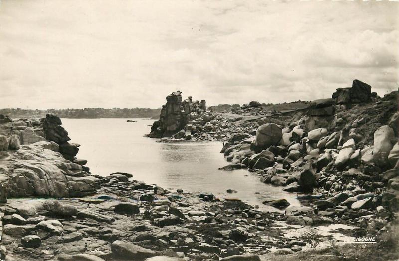 France Ploumanach les Rochers de Squevel et chateau du Diable