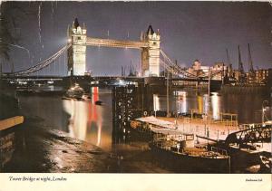 B100293 tower bridge at night ship bateaux london   uk