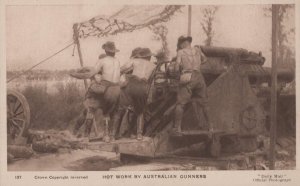 HOT WORK BY AUSTRALIAN GUNNERS WW1 MILITARY DAILY MAIL POSTCARD (c.1918)