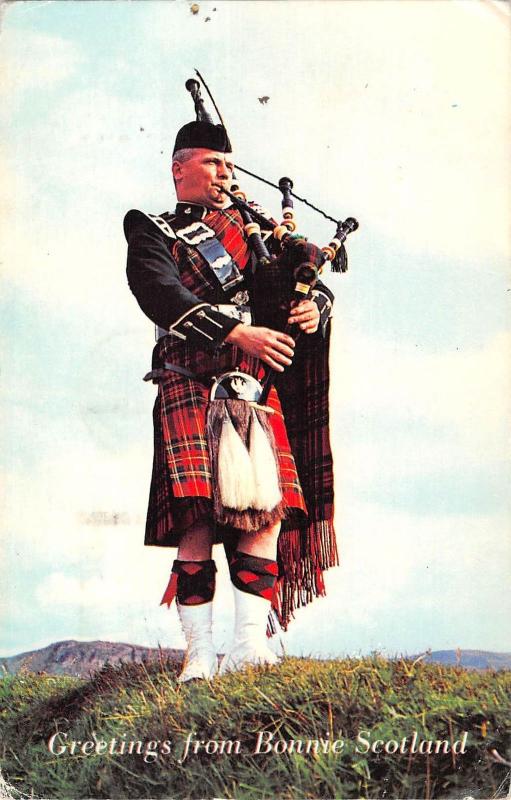 uk7192 greetings from Bonnie Scotland uk music dance piper