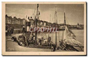 Old Postcard Dieppe L & # 39Avant Port trawlers and ships near the ferry term...