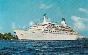 BERMUDA, 40-60s; M.S. Sea Venture Cruising To Bermuda's Translucent Waters