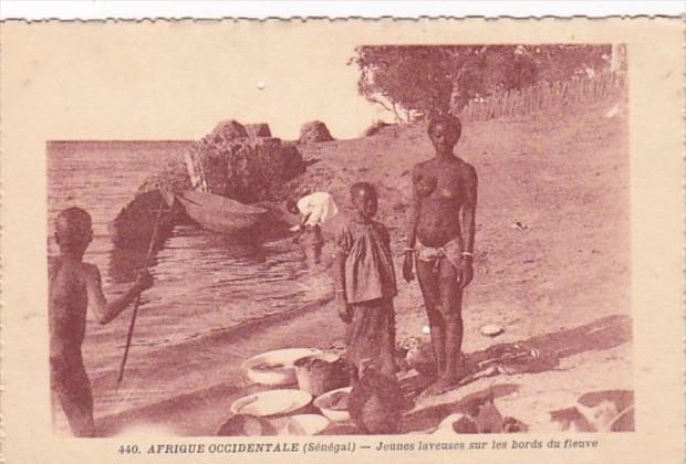 Africa Nude Topless Senegal Jeunes laveuses sur les bords du fieuve