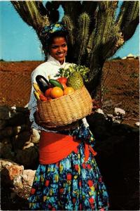 CPM AK A pretty native girl of the Caribbean wearing a costume CURACAO (660009)