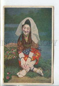 460605 Japan geisha girl smiling in smart clothes Vintage postcard