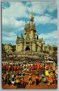 Postcard Walt Disney World FL c1978 Welcome To Walt Disney World Group Photo