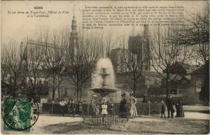 CPA SENS Le jet d'eau du Tapis-Vert l'Hotel de Ville et la Cathédrale (124766)