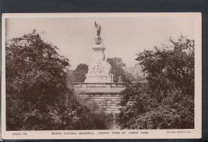 London Postcard - Queen Victoria Memorial From St James' Park    RS15130