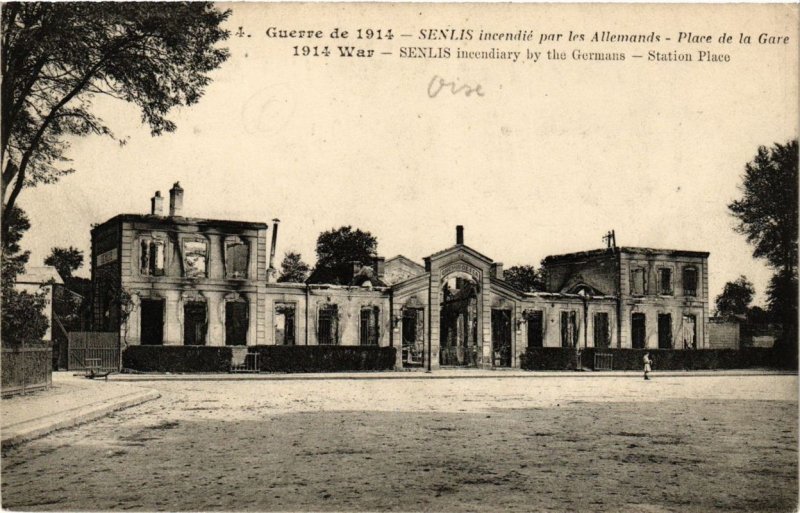 CPA SENLIS incendie par les Allemands - Place de la Gare (377846)