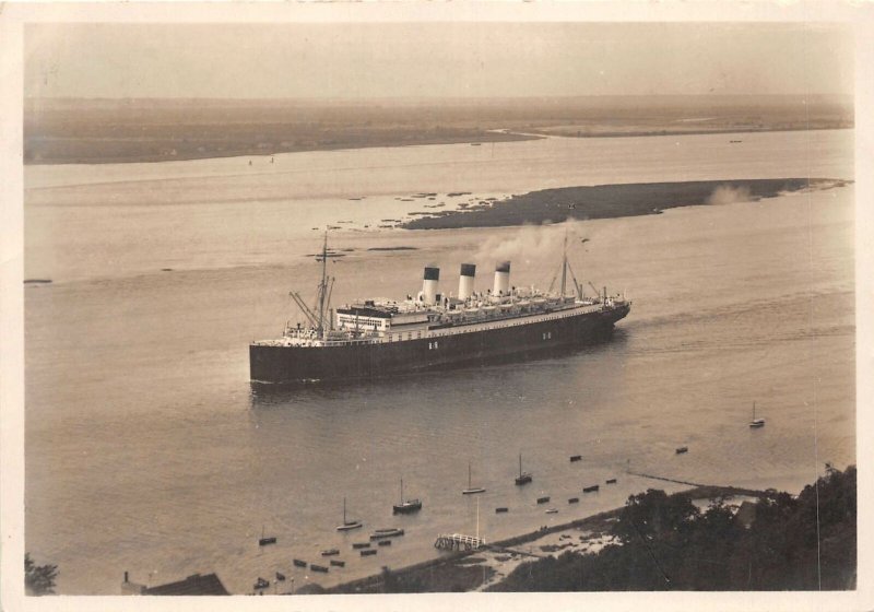 Lot137 view of the elbe from sagebiels ferry house blankenese germany paquebot