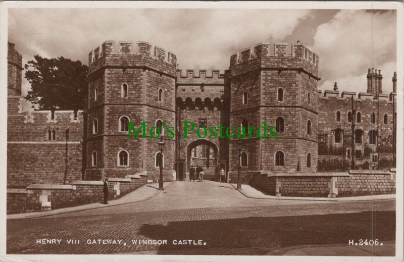 Berkshire Postcard - Windsor Castle, Henry VIII Gateway  RS32423