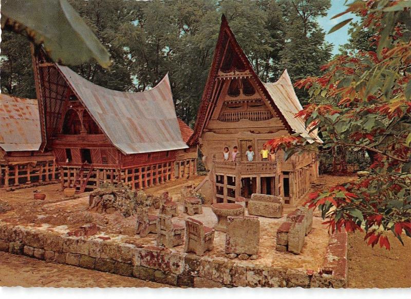 BT14765 The atak houses and their stone furniture in north su          Indonesia