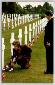 President Reagan With Nancy Place Flowers Grave Unknown Soldier Postcard X30