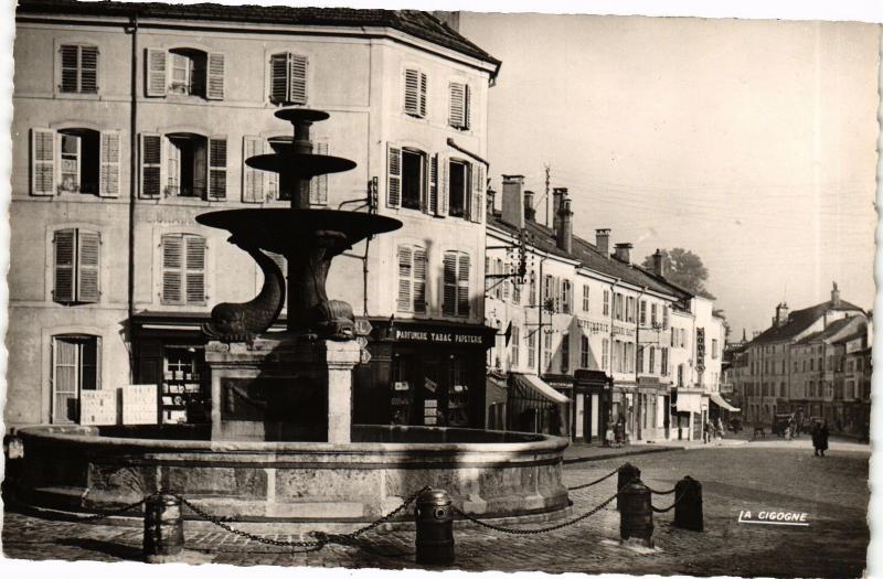 CPA REMIREMONT Fontaine de la Place de la Courtine et Rue de la Xavée (185020)