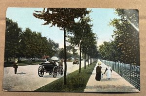 VINTAGE  POSTCARD UNUSED - DREXEL BLVD., CHICAGO, ILL. - CREASE