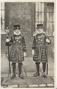 London Postcard - Head Warder and Yeoman Gaoler in State Dress - Ref 15635A 