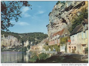 France La Roque-Gageac Dans le fond le chateau de la Malartrie