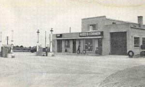 REED'S CORNER STATION Moberly, MO Gas Pumps Roadside ca 1940s Vintage Postcard