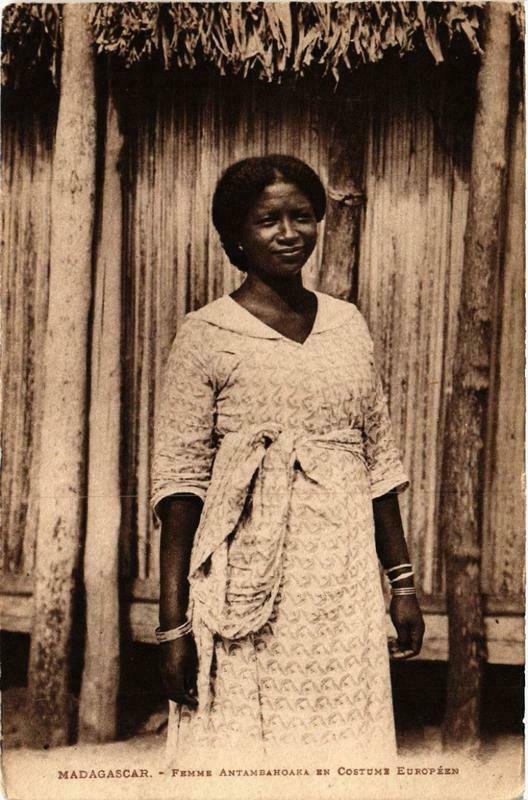 CPA AK Femme Antambahoaka en Costume Européen MADAGASCAR (626117)