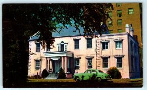 SAVANNAH, Georgia GA ~ THE PINK HOUSE now Tearoom 1950s Car  Postcard