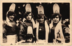 CPA Guilvinec - Jeunes Filles de Guilvinec - Etude des Costumes (1033112)