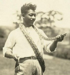 Manila PHILIPPINES RP 1924 SNAKE HANDLER Charmer KILLING SNAKES Posing  