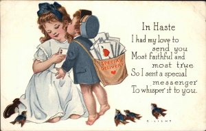 Licht Valentine Boy Delivery Boy Postal Worker Kisses Little Girl c1910 PC