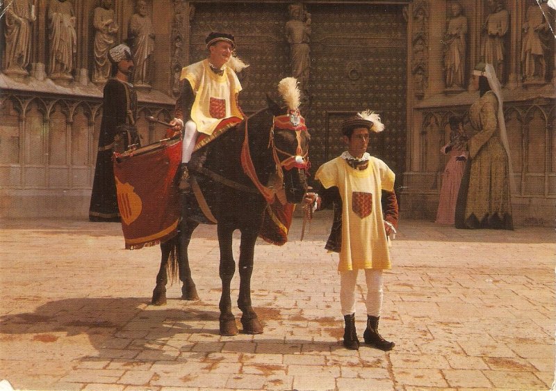 Medieval knight and their horseModern Spanish photo postcard