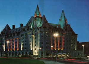 PREMIUM CONTINENTAL SIZE POSTCARD CHATEAU LAURIER OTTAWA CANADA