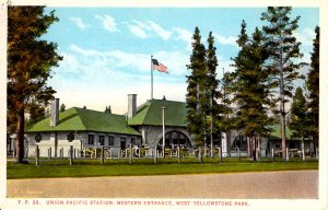 Wyoming - Cars in front of the Union Pacific Railway Station - Yellowstone Park