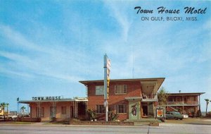 Biloxi Mississippi view from street of Town House Motel vintage pc DD7666