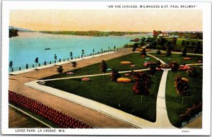 VINTAGE POSTCARD VIEW OF LEVEE PARK AT LA CROSSE WISCONSIN DURING THE 1920s