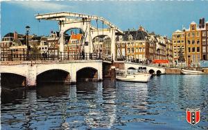 B93690 ship bateaux magere brug over de amstel  amsterdam netherlands