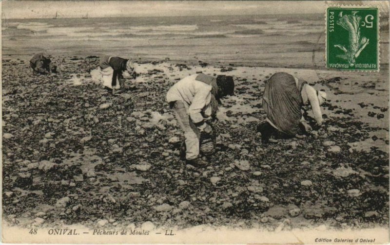 CPA ONIVAL-sur-MER Pecheur de Moules (751123)