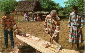 postcard Florida Native American - Seminole Indians Making a Dug-Out canoe