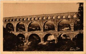 CPA Le PONT-du-GARD et riviere Le Gardon. Site pittoresque et (458837)