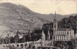 France Lourdes La Basilique vue de cote et les Pyrenees 1952