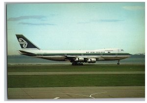 Air New Zealand B747 219B at Auckland Airplane Postcard