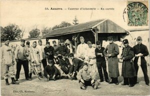 CPA Auxerre - Caserne d'Infanterie - En Corvee FRANCE (960524)