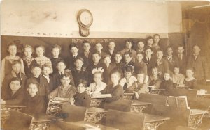 G83/ Des Moines Iowa RPPC Postcard Maple Grove School Interior c1910