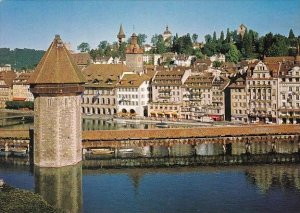 Switzerland Luzern Altstadt Kapellbruecke mit Wasserturm Rathaus Museggtuerme