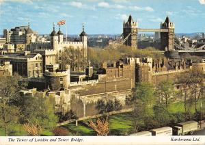 B102970 the tower of london and tower bridge    uk