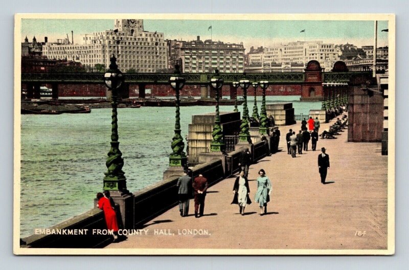 Embankment From County Hall London WB Postcard UNP Unused England Lamp Posts 