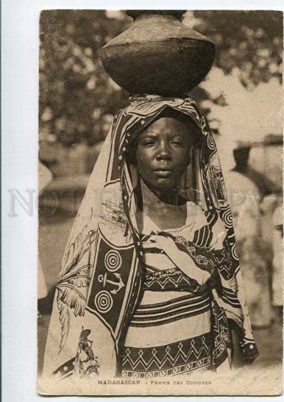 3078070 Madagascar Comores girl w/ pot in native Vintage PC