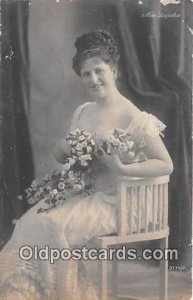 Mia Lyeska Glamour Woman 1907 light paint chip top corner